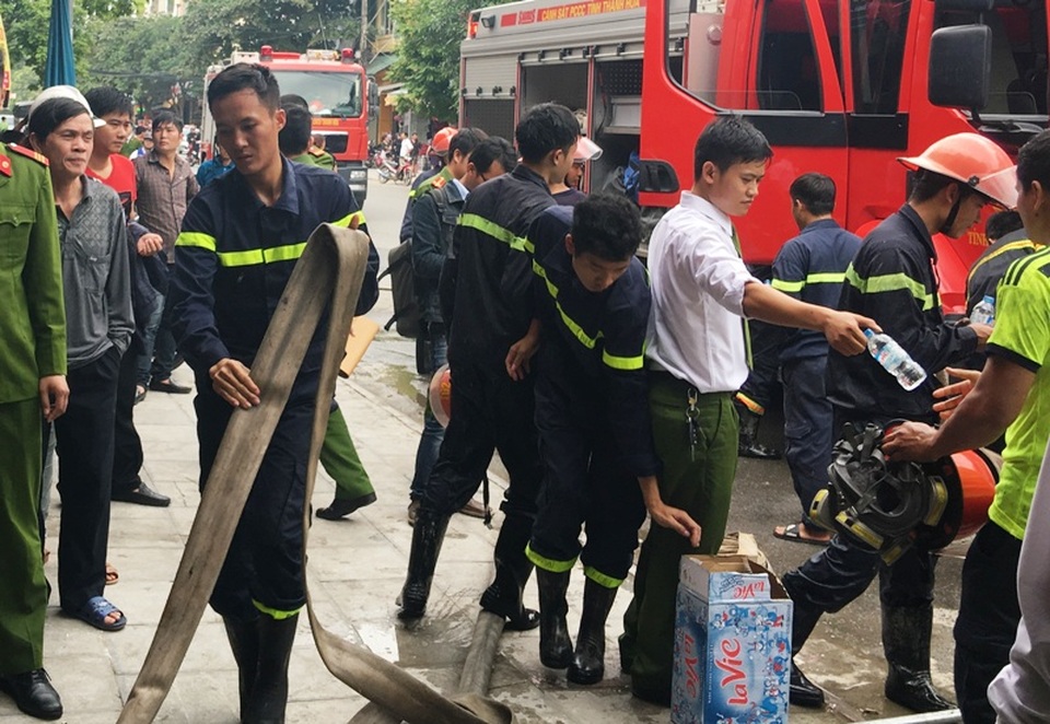 Tiệm vàng bốc cháy trong lúc gia chủ đi vắng - 3 Sau khoảng 30 phút, lực lượng Cảnh sát PCCC đã khống chế và dập tắt hoàn toàn ngọn lửa