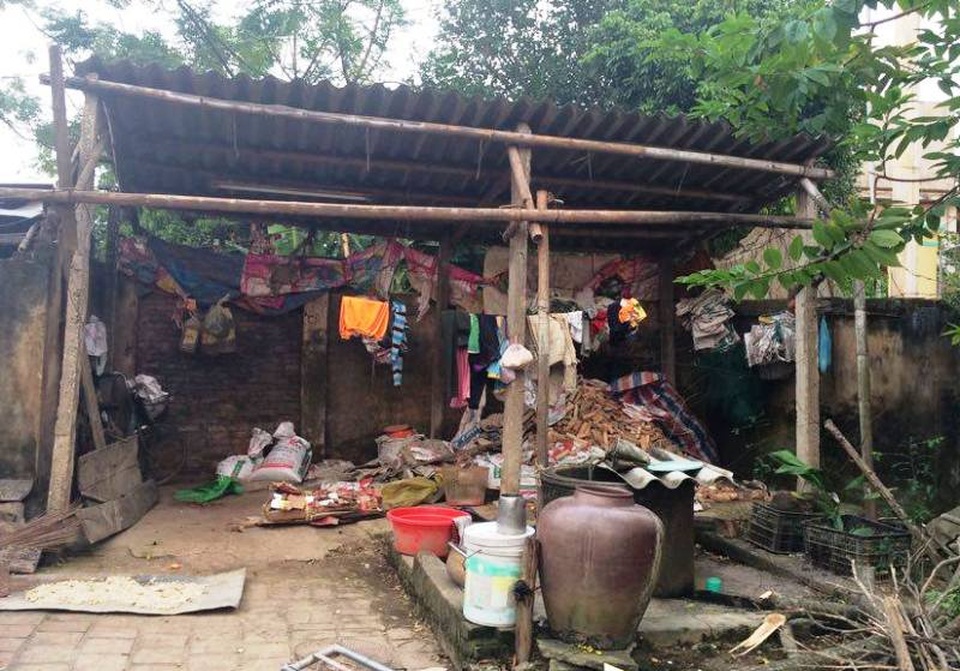 Nỗi đau của người vợ trẻ nhìn chồng “chết dần, chết mòn” - 1 Chị Phạm Thị Hòa làm nghề nhặt ve chai