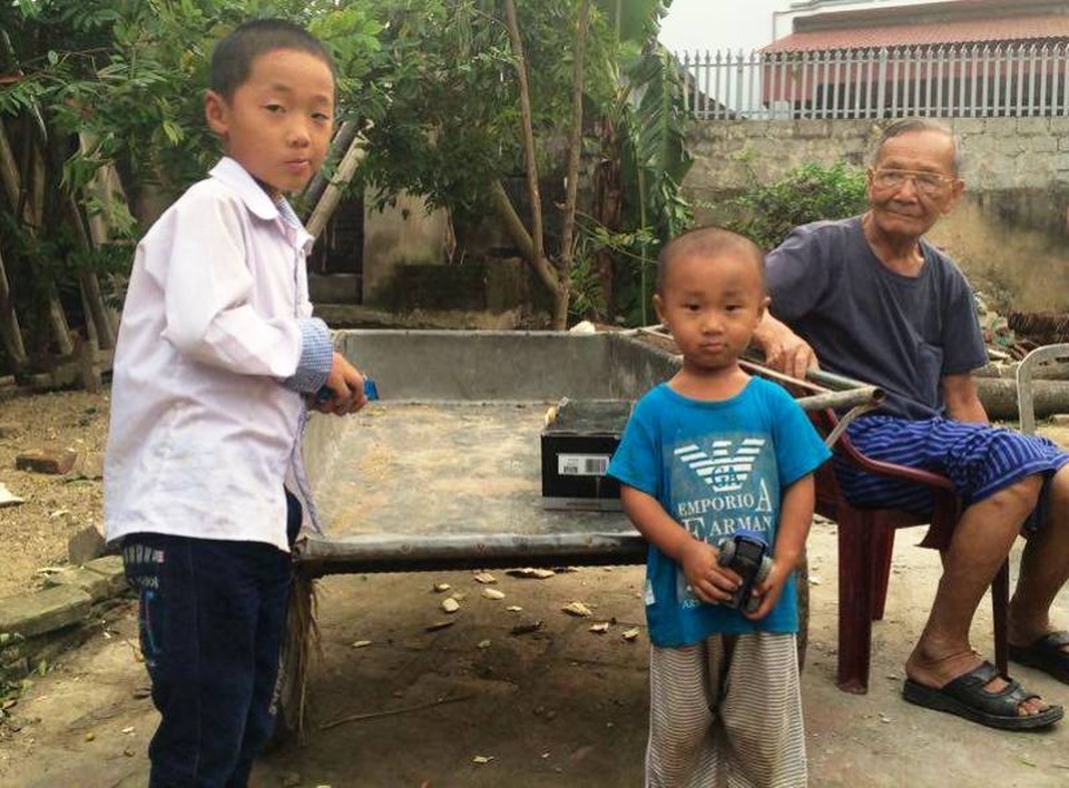 Nỗi đau của người vợ trẻ nhìn chồng “chết dần, chết mòn” - 3 Hai đứa con còn nhỏ phải sống trong cảnh thiếu thốn đủ bề