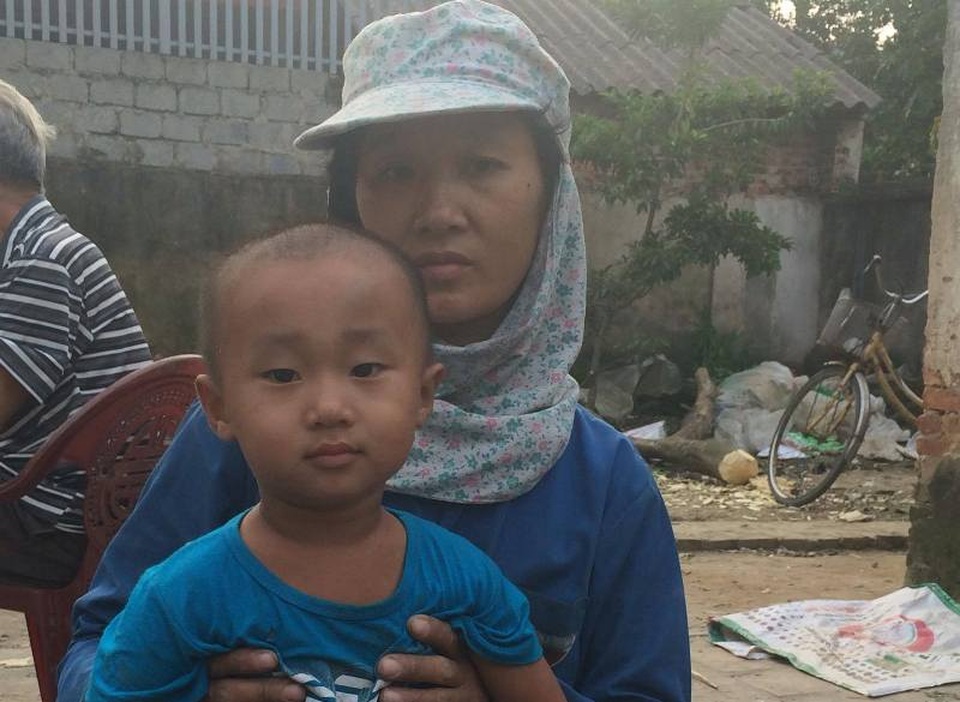 Nỗi đau của người vợ trẻ nhìn chồng “chết dần, chết mòn” - 6 Người phụ nữ trẻ trở thành trụ cột trong gia đình