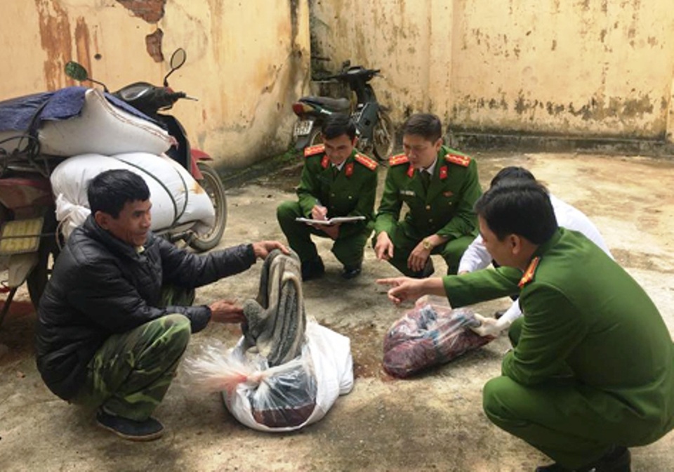 Thanh Hóa: Bắt giữ nửa tấn nội tạng trâu bò không rõ nguồn gốc - 1 Công an huyện Ngọc Lặc phát hiện một lượng lớn thực phẩm không rõ nguồn gốc