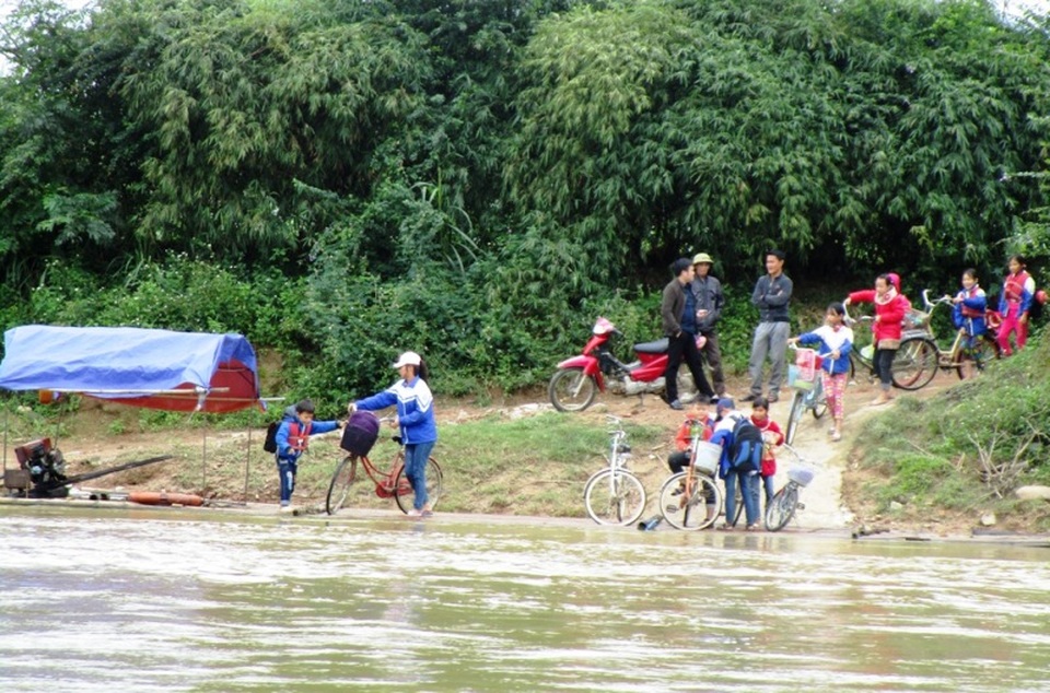 Hàng chục em học sinh của làng Chu cũng phải qua sông đến trường