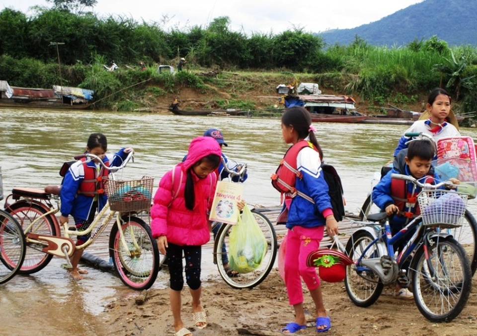 Hầu hết học sinh qua sông không được trang bị áo phao