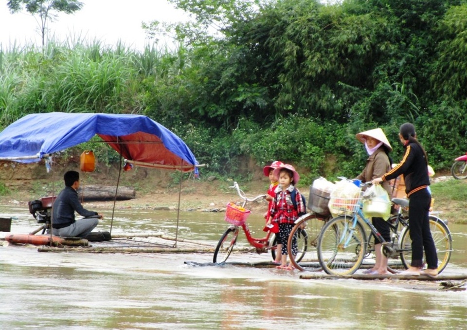 Học sinh bất chấp hiểm nguy qua sông bằng mảng