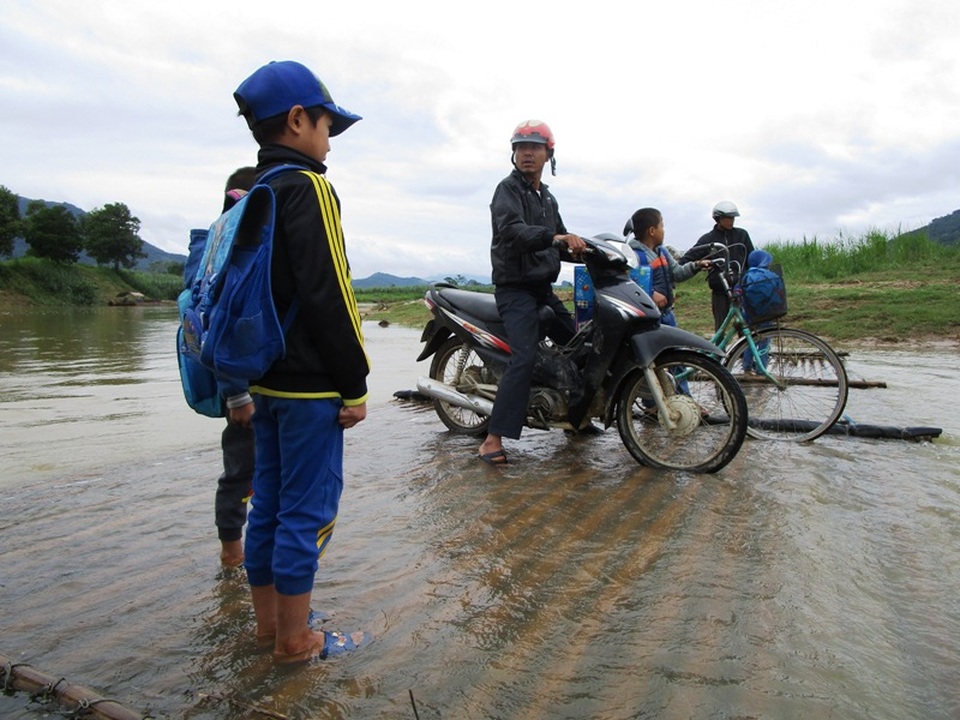 Học sinh miền núi chông chênh bè mảng đến trường - 3