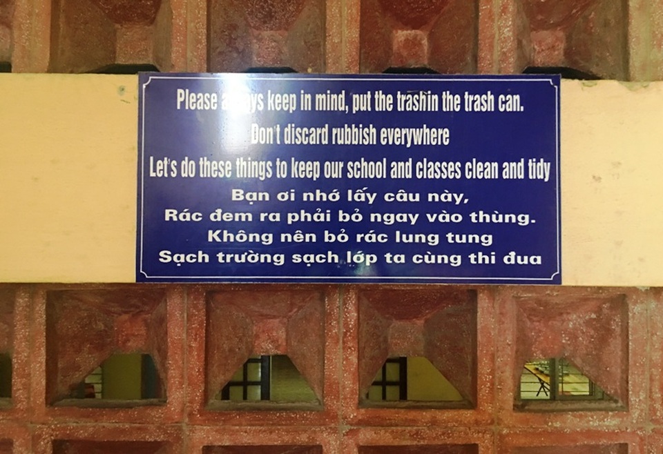 Độc đáo mô hình dạy tiếng Anh ở ngôi trường tiểu học xứ Thanh - 5 Và ở cầu thang, vòi nước rửa tay...