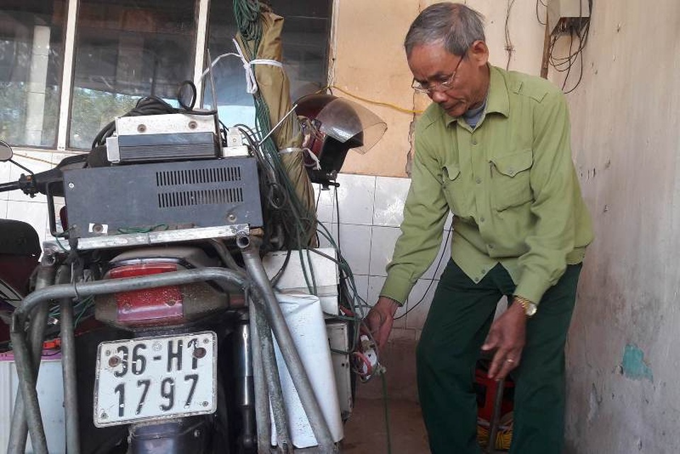 Ông Chiêng chuẩn bị đồ nghề cho công việc của mình