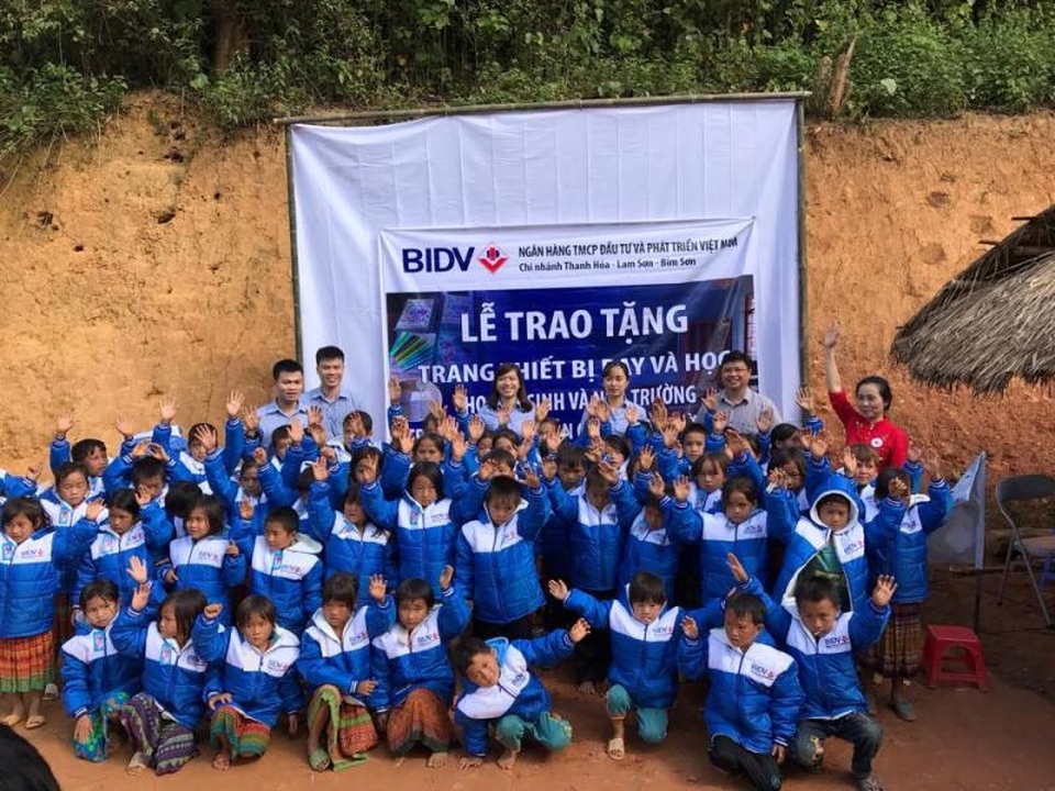 Niềm vui của thầy và trò nơi điểm trường biên giới - 6 Trao quà cho các em học sinh tại điểm trường bản Ón.
