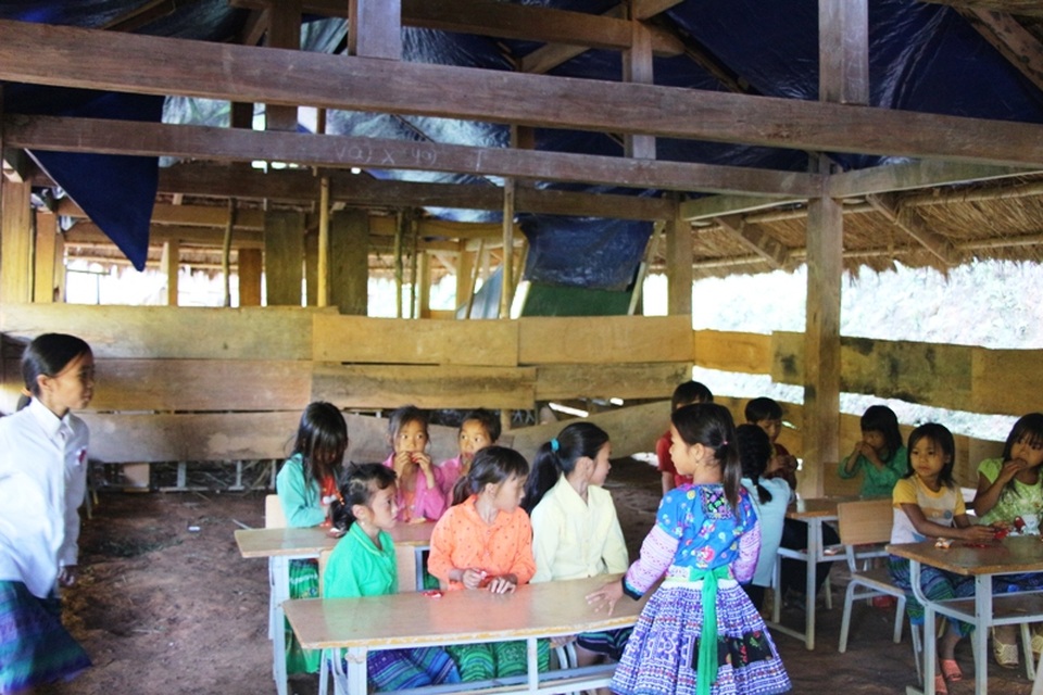 Niềm vui của thầy và trò nơi điểm trường biên giới - 2 Niềm vui của thầy và trò nơi điểm trường biên giới - 2