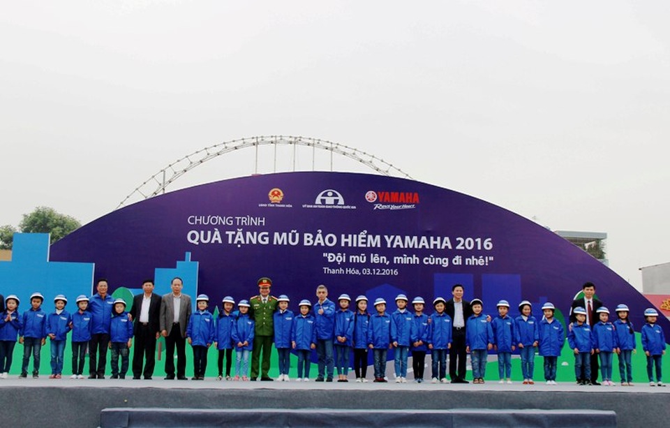Trao mũ bảo hiểm cho các em học sinh Tiểu học tỉnh Thanh Hóa