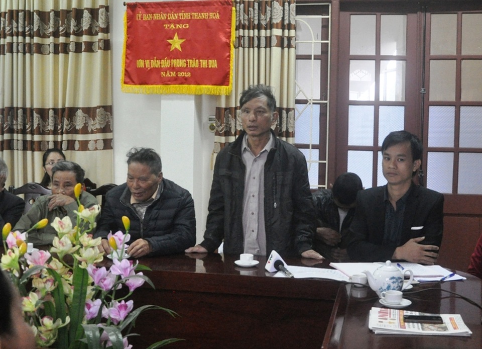 Vụ phường “xin” tiền đền bù của dân: Trả lại tiền cho dân - 2 Các hộ dân nêu ý kiến tại buổi đối thoại