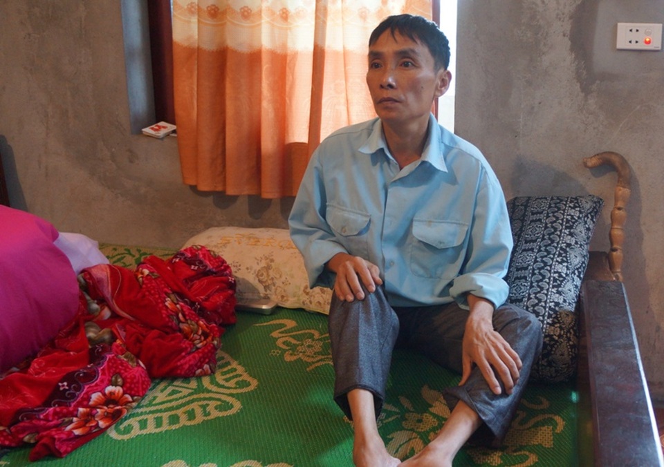Cả xã hoang mang vì nhiều người mắc bệnh ung thư - 1 Anh Nguyễn Hữu Tiệp bị liệt, còn cô con gái bị bệnh ung thư máu