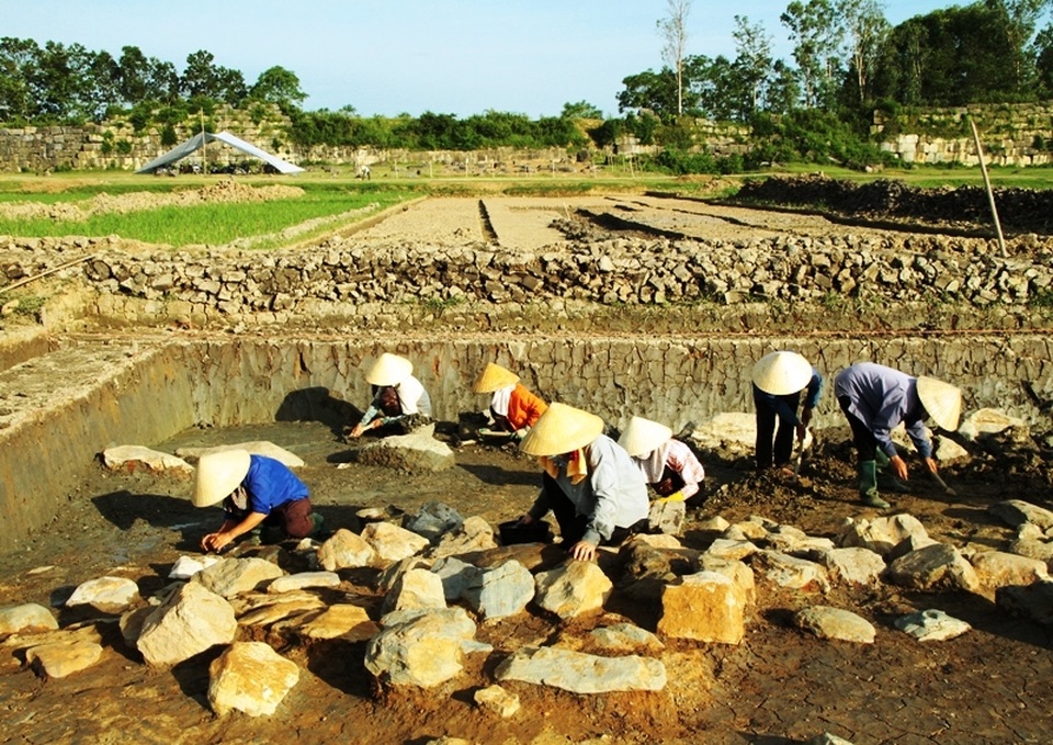 Miễn phí vé tham quan Di sản văn hóa thế giới Thành Nhà Hồ - 2 Khai quật hào thành phía Bắc năm 2016