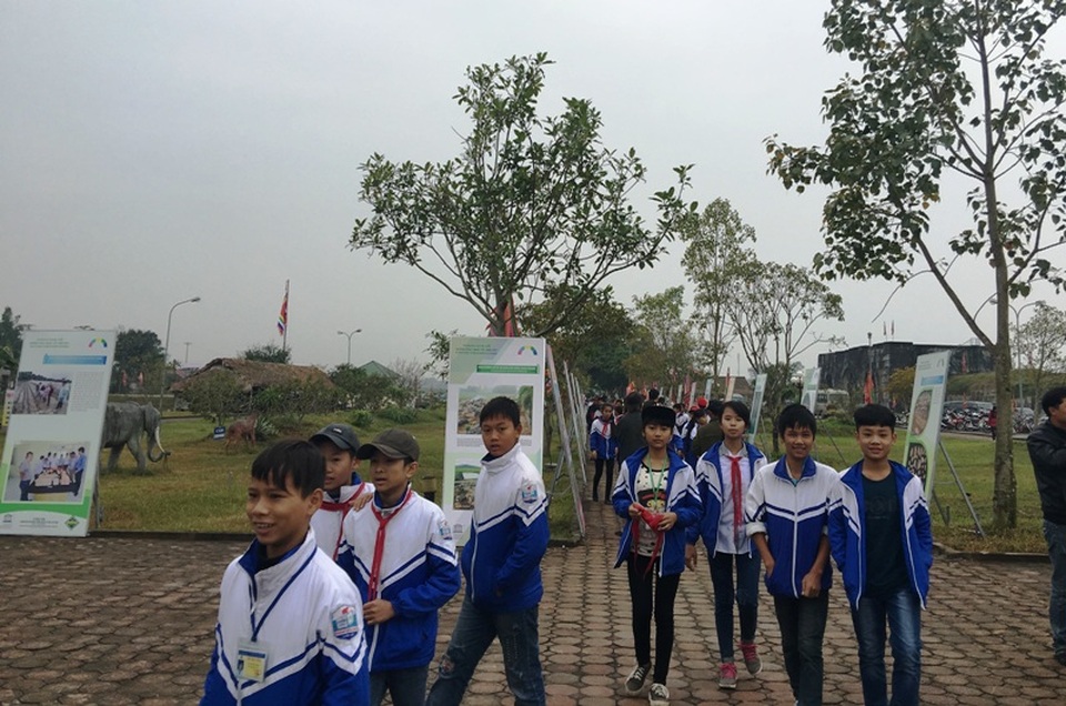 Học sinh và du khách đến Thành Nhà Hồ trong ngày kỷ niệm 5 năm được công nhận