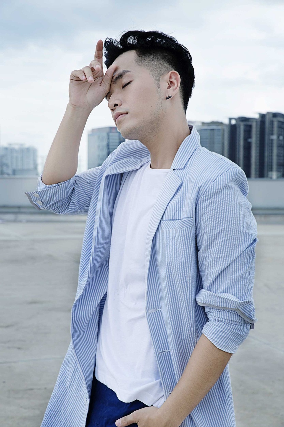 Phạm Hồng Phước đáp trả khi bị nhận xét “nữ tính” trong MV triệu view - 12 Chia sẻ về “Việt Nam, đi, hôn và yêu”, giọng ca 9x bày tỏ sự phấn khởi khi ca khúc nhận được sự quan tâm từ cộng đồng mạng vượt ngoài mong đợi.