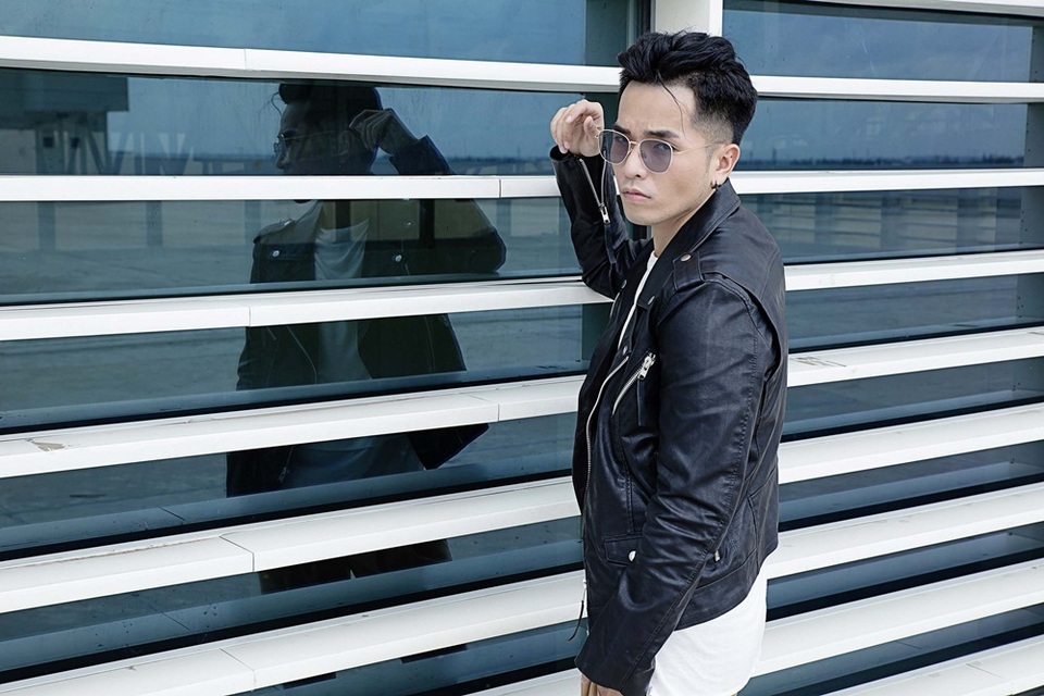 Phạm Hồng Phước đáp trả khi bị nhận xét “nữ tính” trong MV triệu view - 15 Xun g quanhnhững ý kiến trái chiều về tạo hình, nam ca sĩ cho biết, nhân vật chính trong MV là một chàng trai trẻ thích khám phá du lịch nên trang phục được chọn lựa phù hợp với hình ảnh trẻ trung, tươi mới. Anh còn chia sẻ thêm bản thân mong muốn hướng đến hình tượng một nghệ sĩ đa năng nên anh luôn thử sức mình với nhiều dòng nhạc, phong cách biểu diễn khác nhau. Chính vì vậy phong thái cũng có sự thay đổi để phù hợp với ý tưởng xuyên suốt. Nam ca sĩ chỉ tập trung làm tốt công việc của mình còn thị phi, đồn đại xoay quanh câu chuyện giới tính, Phạm Hồng Phước không quan tâm.