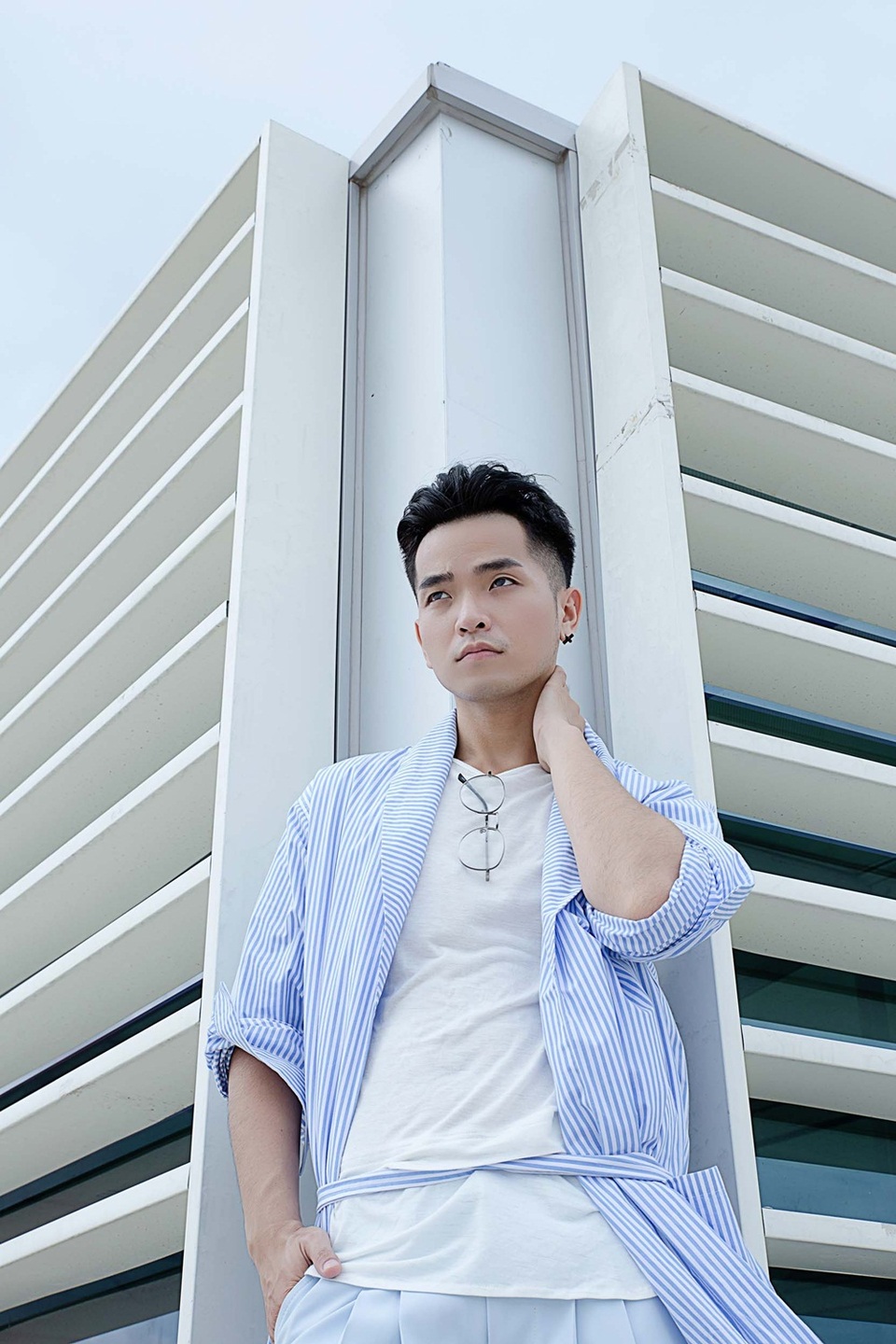 Phạm Hồng Phước đáp trả khi bị nhận xét “nữ tính” trong MV triệu view - 11 Đây không phải lần đầu tiên nam ca sĩ vấp phải tin đồn này. Trước đó khoảng thời gian bị nghi hẹn hò với Hương Giang Idol, dư luận cũng từng đặt dấu hỏi về giới tính thật của anh.