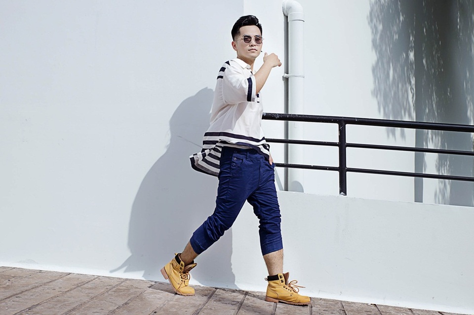 Phạm Hồng Phước đáp trả khi bị nhận xét “nữ tính” trong MV triệu view - 1 Thời gian gần đây, MV “Việt Nam đi hôn và yêu” - sáng tác mới nhất của nam ca sĩ Phạm Hồng Phước đã tạo ra một trào lưu mới trên mạng xã hội là chia sẻ ảnh du lịch. Nhiều bạn trẻ bày tỏ tình cảm với người thân, bạn bè bằng cách cover bài hát, chia sẻ những bức ảnh du lịch.