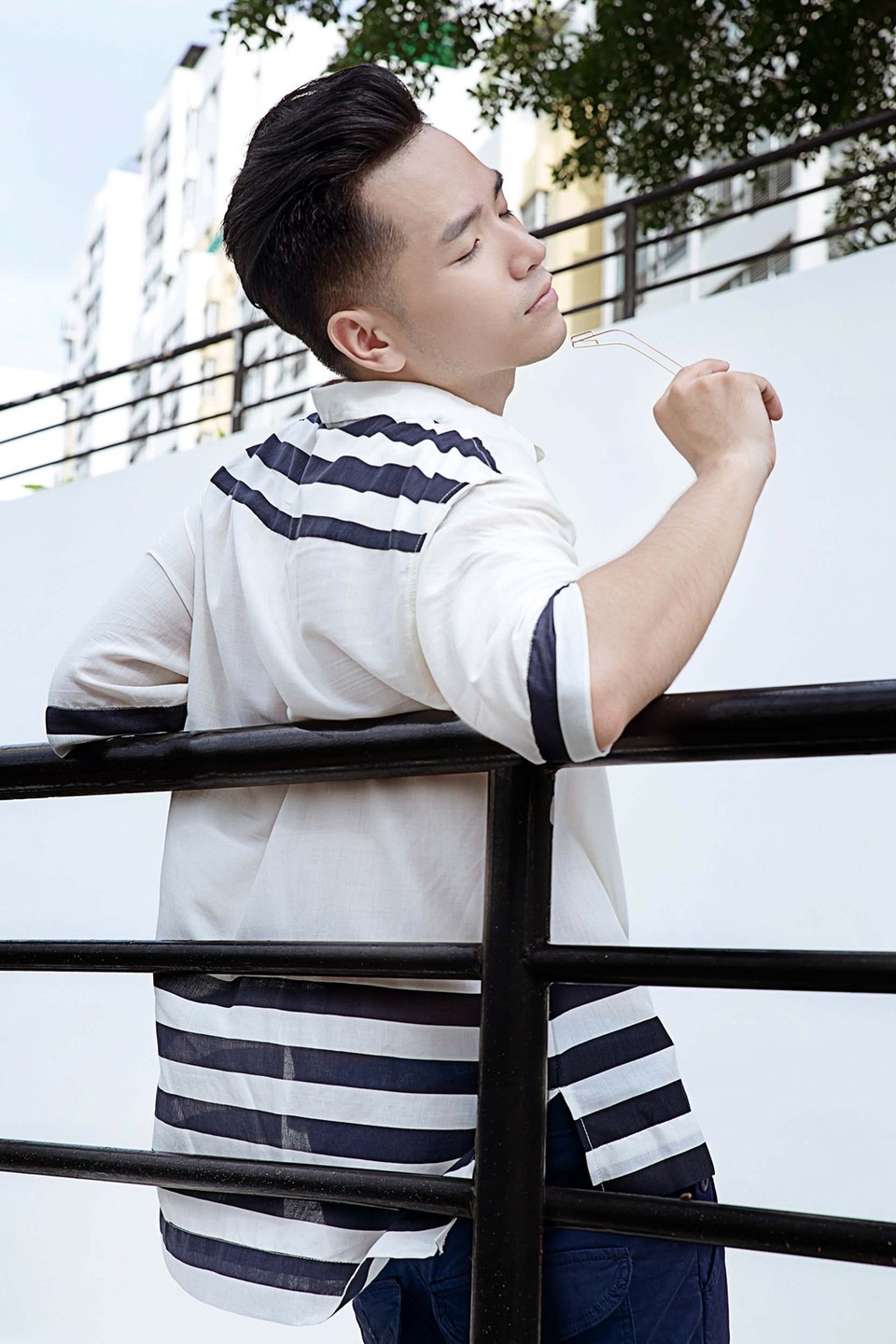 Phạm Hồng Phước đáp trả khi bị nhận xét “nữ tính” trong MV triệu view - 2 Nhiều bức ảnh đẹp chụp lại khoảnh khắc đẹp trong chuyến du ngoạn tại các địa danh nổi tiếng được nhiều bạn trẻ chia sẻ cùng hashtag #vietnamdihonvayeu giúp sáng tác của Phạm Hồng Phước trở thành một trong các tác phẩm được phổ biến trong mùa hè 2016.