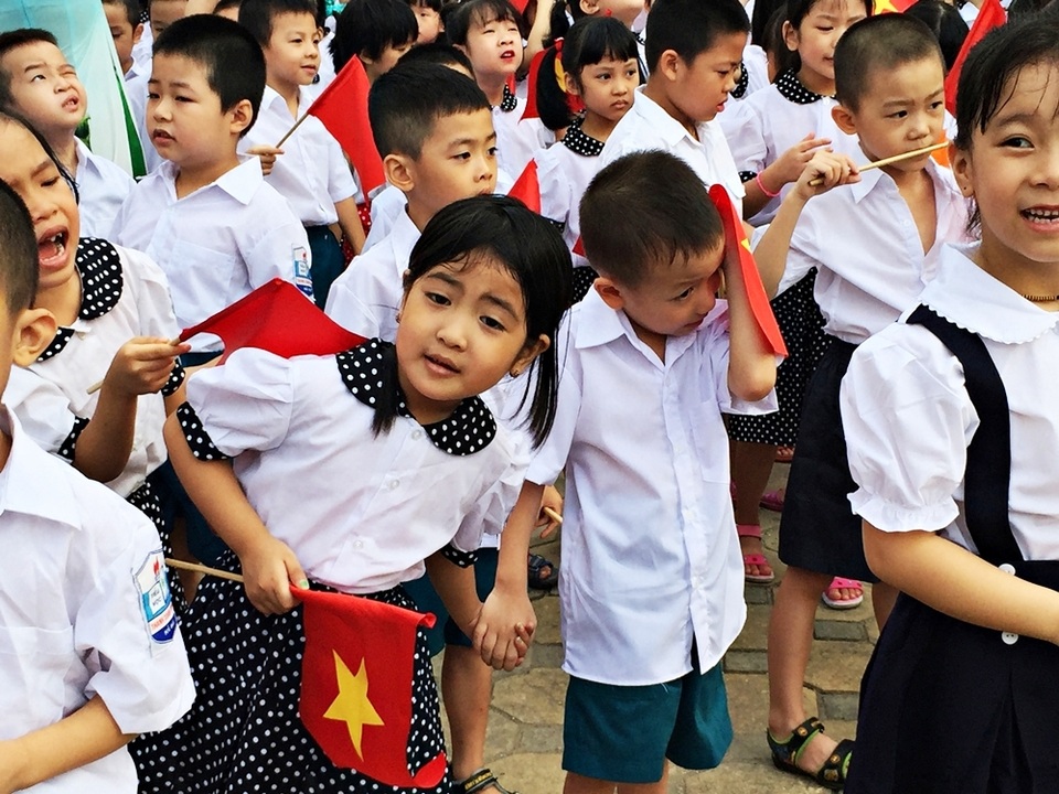 ... với nét mặt hồn nhiên, ngây thơ và có chút... ngượng ngùng.