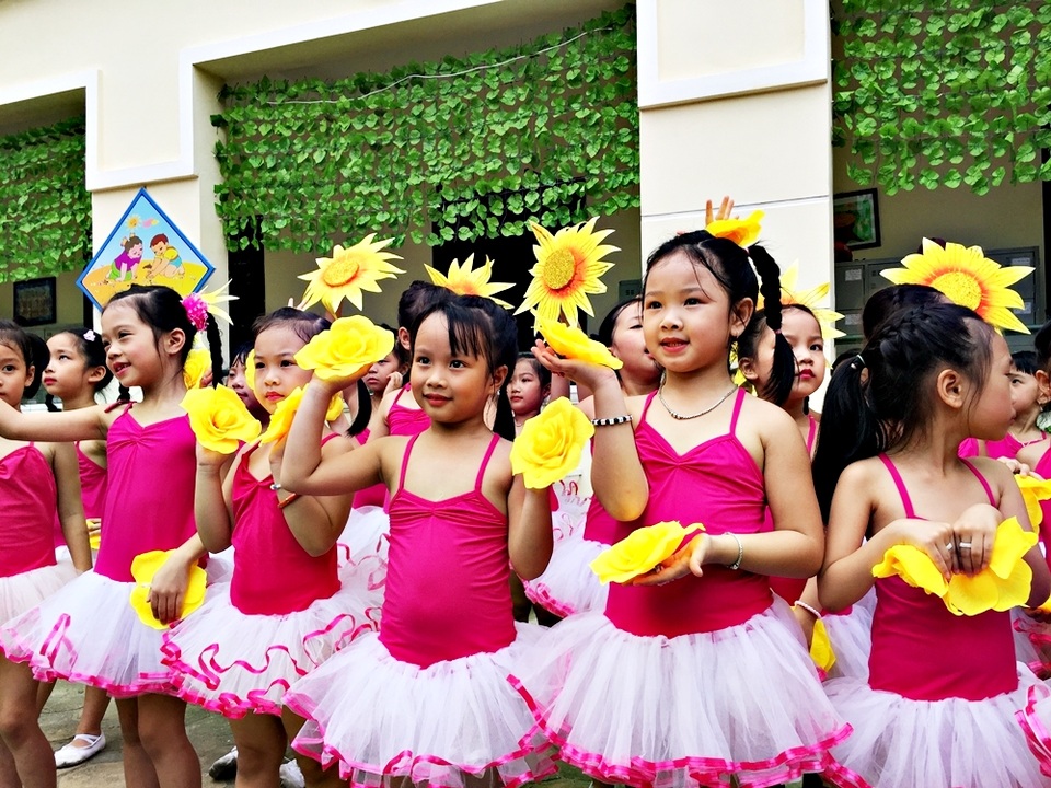 Các em bé đáng yêu, xinh xắn trong đội văn nghệ.