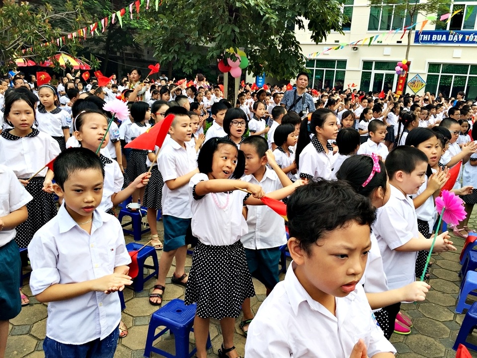 Cùng hát vang ca khúc truyền thống của trường.