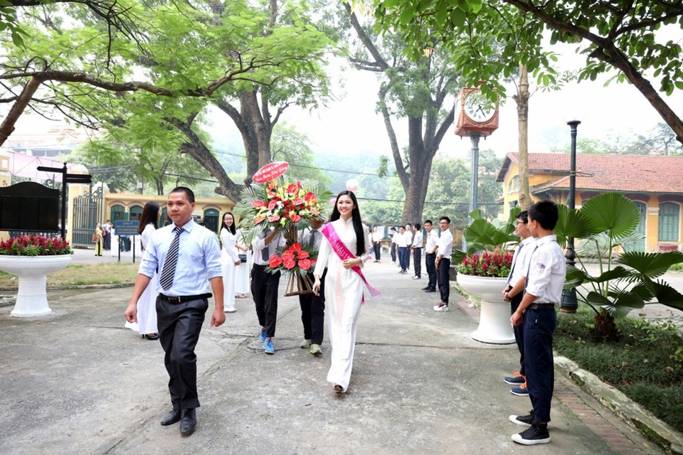 Á hậu Ngô Thanh Thanh Tú về thăm ngôi trường THPT Chu Văn An.