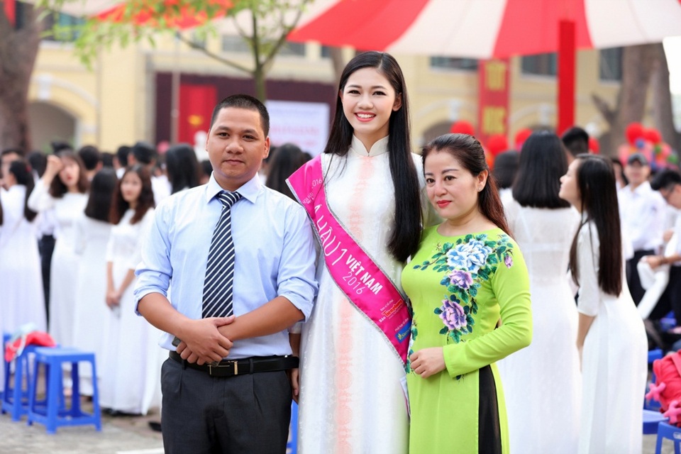 Á hậu Thanh Tú rạng ngời về thăm trường ngày khai giảng - 10