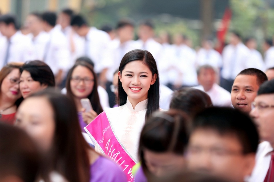 Cô nhanh chóng hòa vào không khí sôi nổi của buổi khai giảng trường Chu Vân An và cùng tham gia các hoạt động truyền thống với các bạn học sinh như hát chung ca khúc “Chu Văn An trong tôi”.