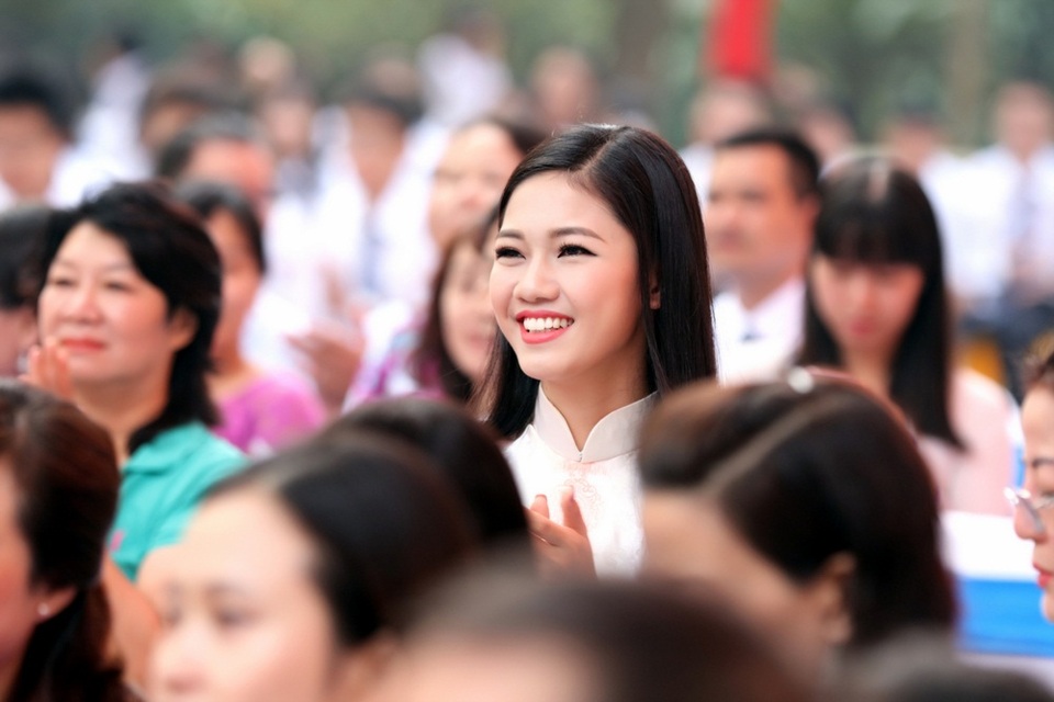 Có mặt tại trường cũ Chu Văn An, ngôi trường đã gắn bó với mình suốt thời THPT, Á hậu 1 Ngô Thanh Thanh Tú không khỏi bồi hồi xúc động: “Cảm giác của em cứ như 7 năm trước, là một cô học sinh 16 tuổi bước vào ngưỡng cửa mới của thời học sinh.