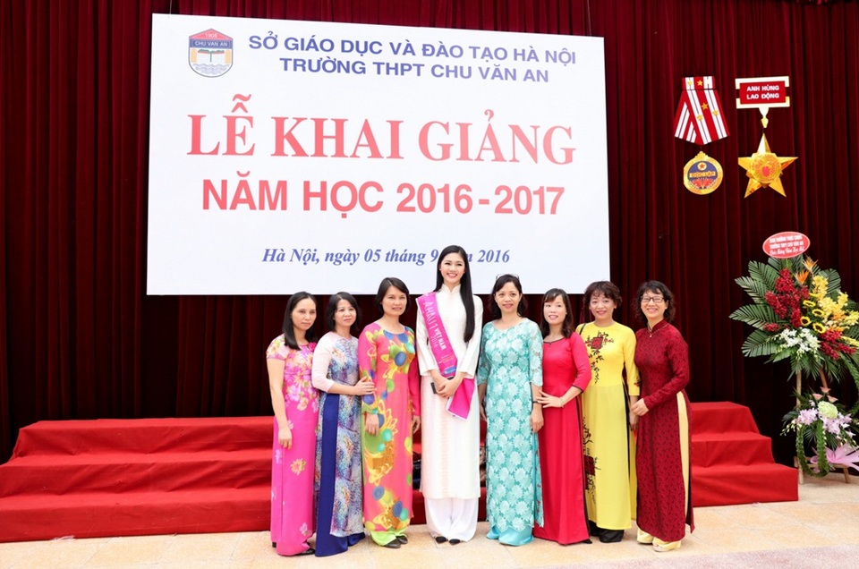 Khoảnh khắc tri ân các cô giáo Trường THPT Chu Văn An.