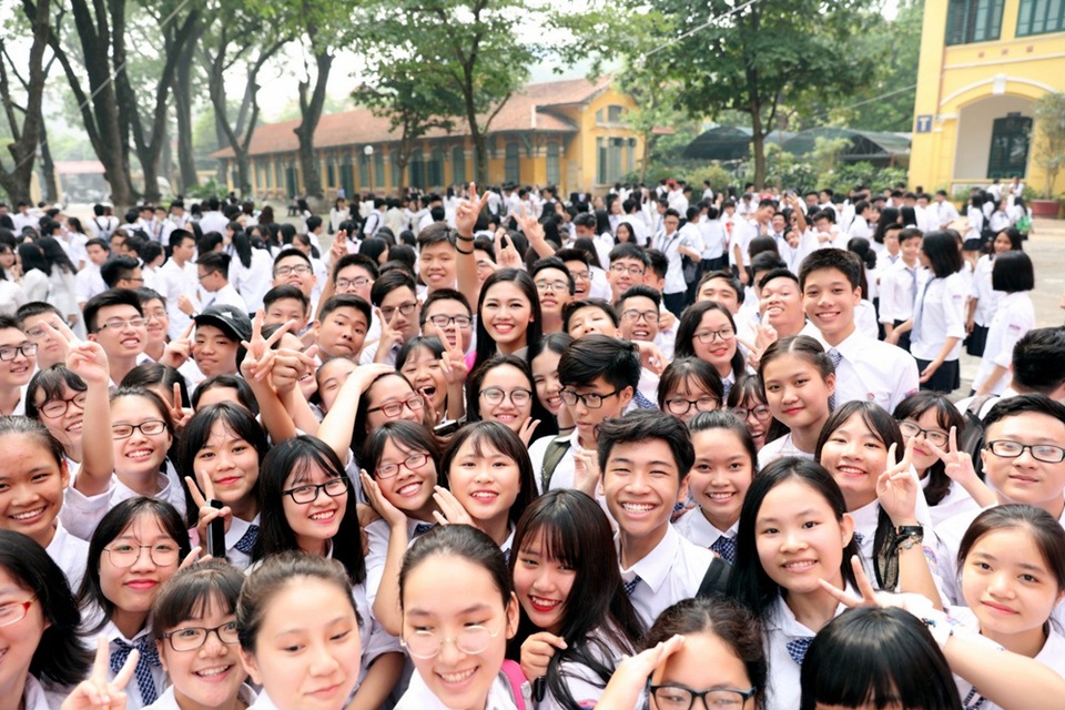 Á hậu được đông đảo các bạn học sinh trong trường chào đón.