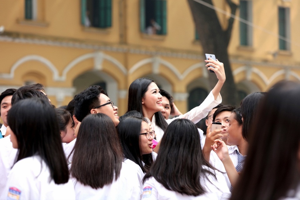 Á hậu Thanh Tú rạng ngời về thăm trường ngày khai giảng - 14