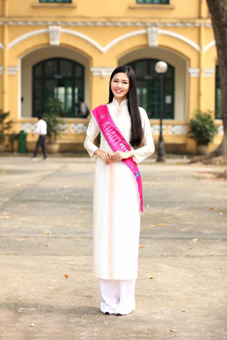 Á hậu 1 HHVN 2016 Ngô Thanh Thanh Tú khá đơn giản trong áo dài trắng nhưng vẫn nổi bật với chiều cao nổi trội và nụ cười rạng rỡ.