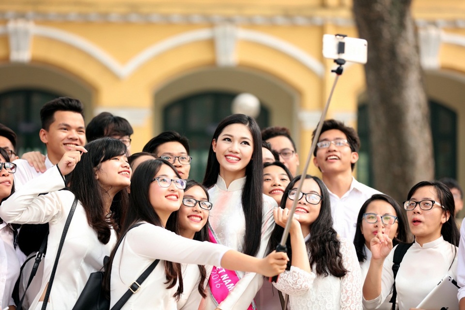 Á hậu Thanh Tú rạng ngời về thăm trường ngày khai giảng - 13