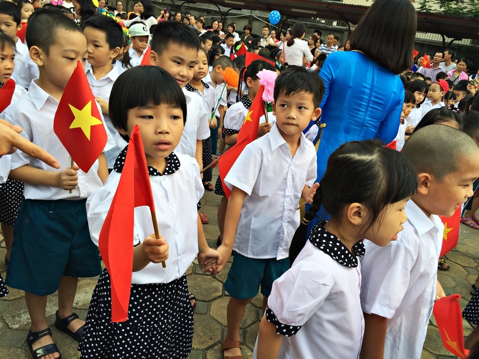 Tay nắm chặt tay, nghiêm chỉnh xếp thành hàng theo sự chỉ dẫn của cô giáo.