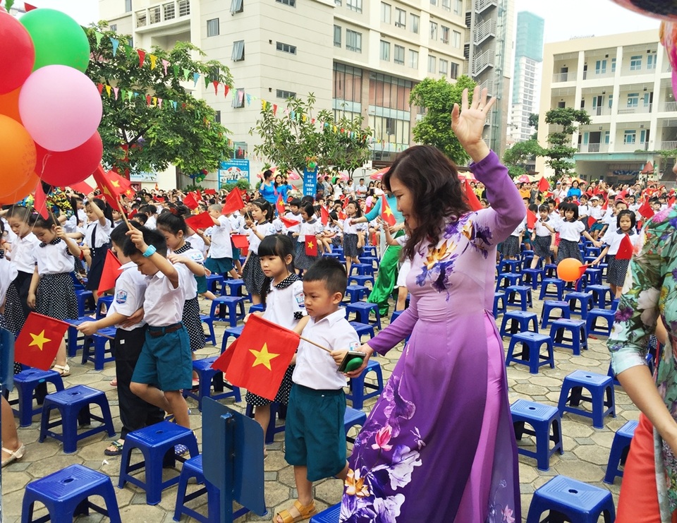 Khoảnh khắc xúc động khi cô Hiệu trưởng Đinh Thùy Dương nắm tay các em học sinh lớp 1 bước vào trên nền nhạc ca khúc Ngày đầu tiên đi học.