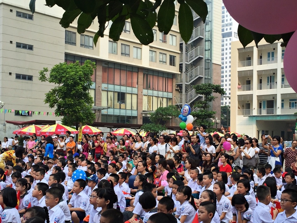 Nhiều phụ huynh đã nán lại đến hết buổi lễ, dùng điện thoại, máy quay phim ghi lại những hình ảnh, thước phim về lễ khai giảng đầu đời của con.