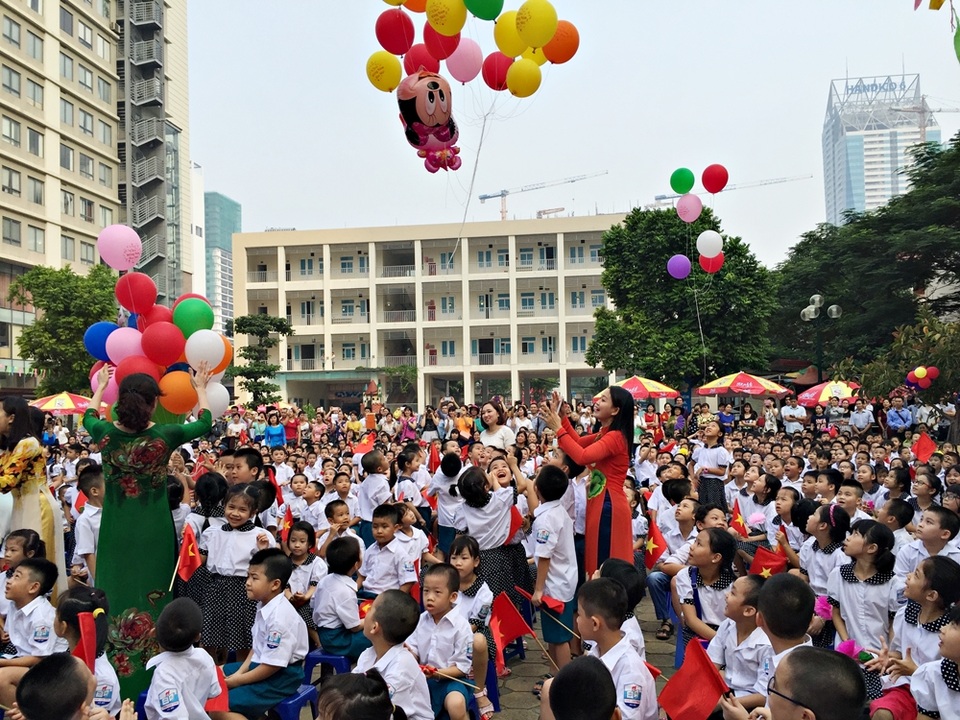 Diễn ra trong tiết trời mùa thu tuyệt đẹp của Hà Nội, Lễ khai giảng Trường Tiểu học Thanh Xuân Trung giản dị mà chan chứa yêu thương. Khoảng khắc những chùm bóng bay rực rỡ sắc màu được thả lên trời, những đôi mắt trẻ thơ thích thú ngước nhìn.
