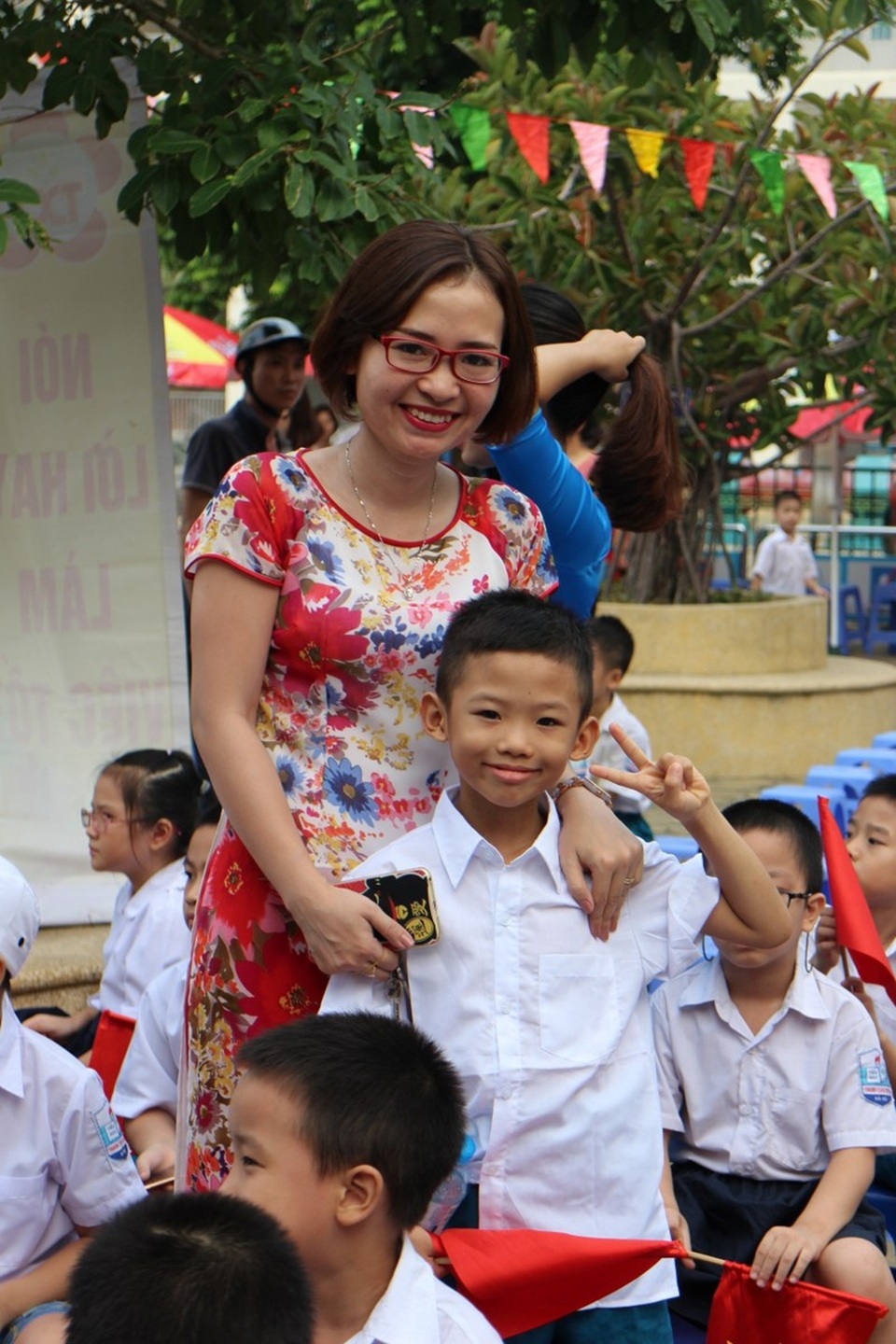 Chuyên nghiệp tạo dáng trước ống kính máy ảnh.