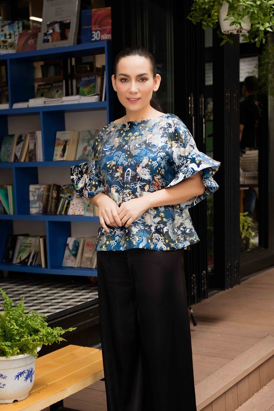 Từng trải qua tuổi thơ nhọc nhằn nên Phi Nhung cảm nhận và thấu hiểu được nỗi đau của những em bé mồ côi cha mẹ hoặc có hoàn cảnh gia đình khó khăn. Cô đã nhận 22 người con nuôi để chăm sóc và lo lắng việc học đến năm 18 tuổi.