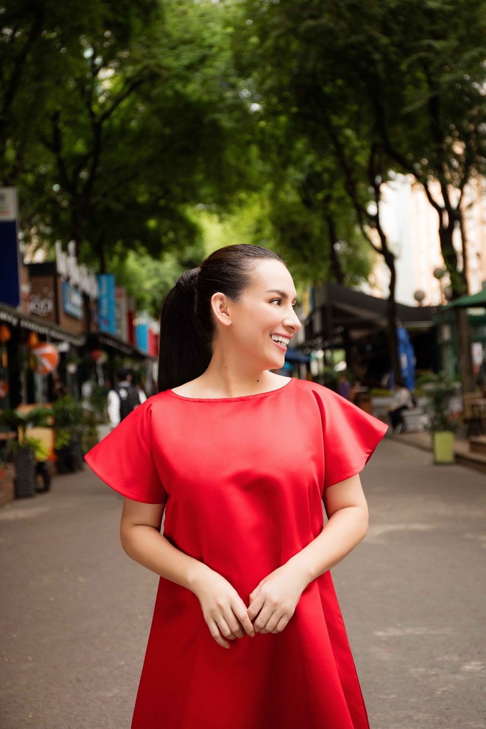 Nhận các bé làm con nuôi, Phi Nhung vừa lo ăn học vừa định hướng con đường ca hát chuyên nghiệp cho Hồ Văn Cường, Tuyết Nhung và Thiêng Ngân.