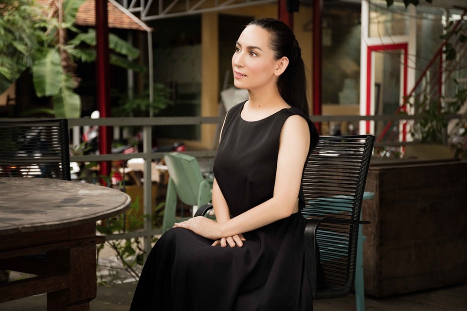 Với Hồ Văn Cường, Tuyết Nhung, Thiêng Ngân, cả ba đều có hoàn cảnh gia đình khó khăn và được phát hiện tài năng thông qua các chương trình truyền hình thực tế.