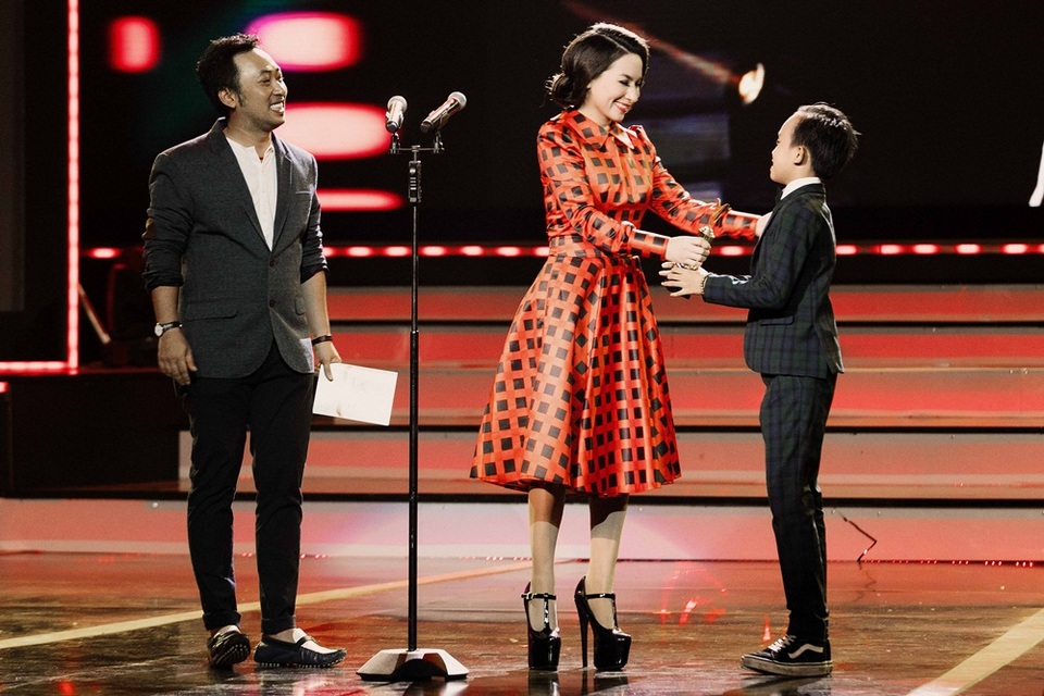 Hồ Văn Cường xuất hiện trên sân khấu rất bảnh bao với bộ vest đen thắt nơ và nhận chiếc cup từ tay mẹ nuôi Phi Nhung.