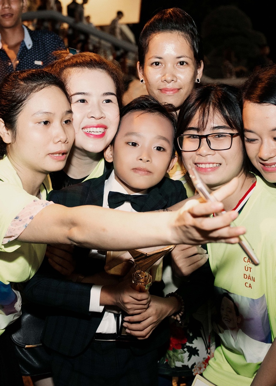 Trước đó, vào tối 17/7, Hồ Văn Cường đã xuất sắc đăng quang ngôi vị quán quân Vietnam Idol Kids 2016 trong vòng tay ấm áp của các thí sinh khác và những tràng pháo tay cổ vũ giòn giã của khán giả.