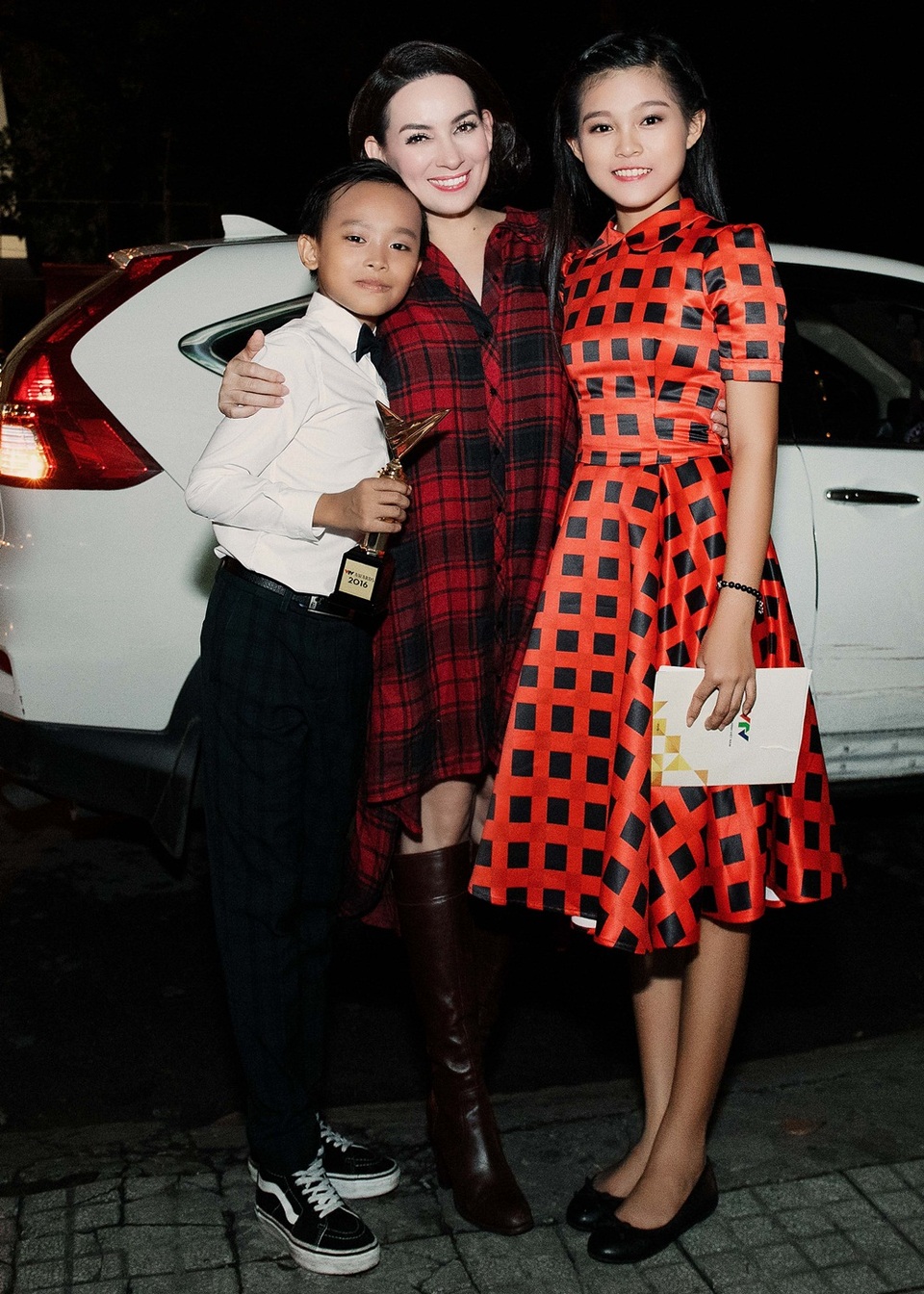 Cậu bé chia sẻ mẹ em đã phải chạy vạy khắp nơi vay 500.000 đồng để làm lộ phí đưa em tham gia buổi thử giọng của Vietnam Idol Kids 2016. Và quyết định này đã hoàn toàn thay đổi cuộc đời của Hồ Văn Cường.