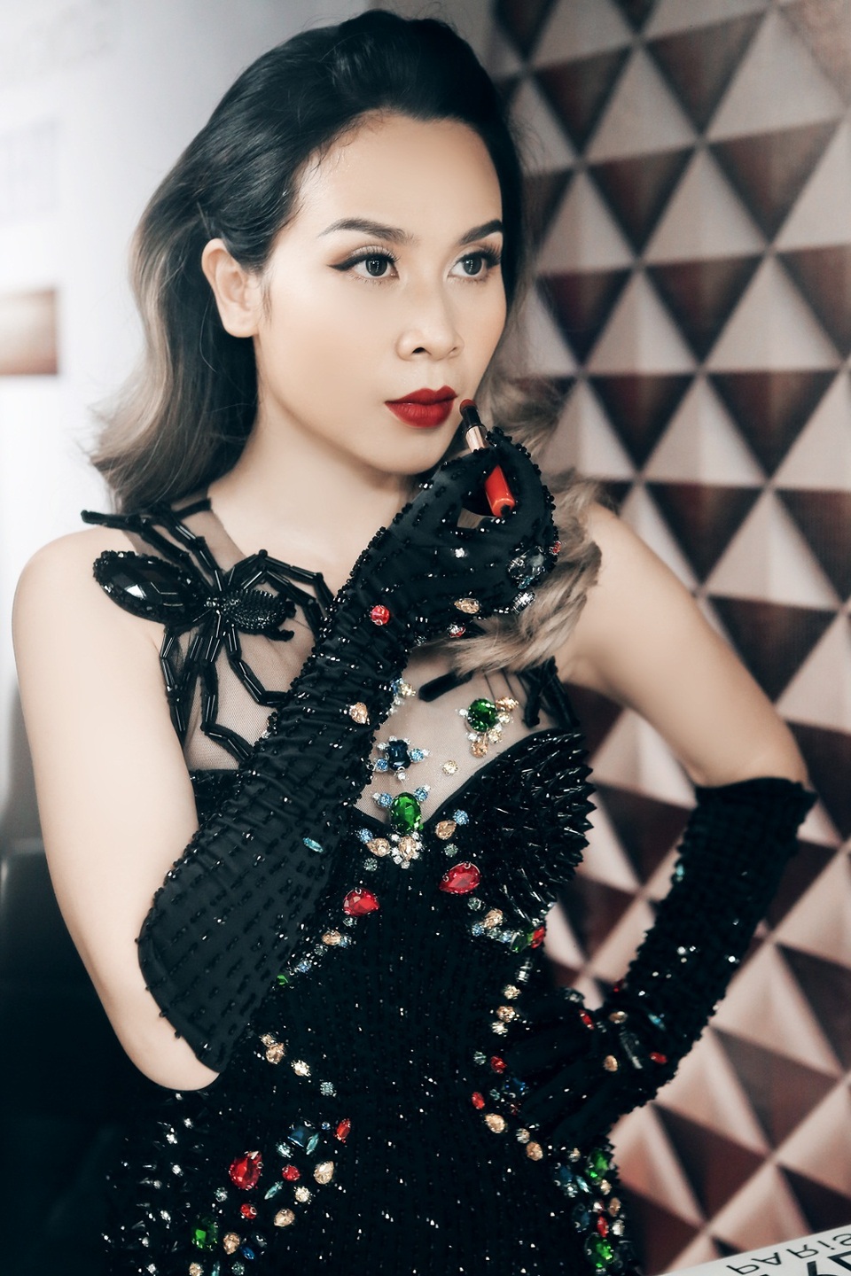 
Bản thân cô luôn mong muốn nhiều thứ, vừa muốn có thời gian chăm sóc con, vừa muốn vẫn được làm việc bản thân yêu thích không chỉ vì đam mê mà còn chủ động về kinh tế để có thể sống tự tin trong mọi hoàn cảnh, lại vừa thích làm đẹp, thích mặc đẹp
