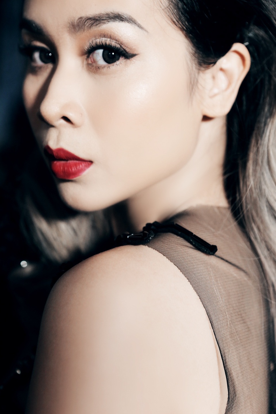 
“Đến bao giờ quan niệm người phụ nữ đã làm mẹ là phải giản dị, phải nheo nhóc đầu tắt mặt tối mới được lòng số đông, mới được thương nhiều hơn chấm dứt?”, đó là điều Lưu Hương Giang băn khoăn
