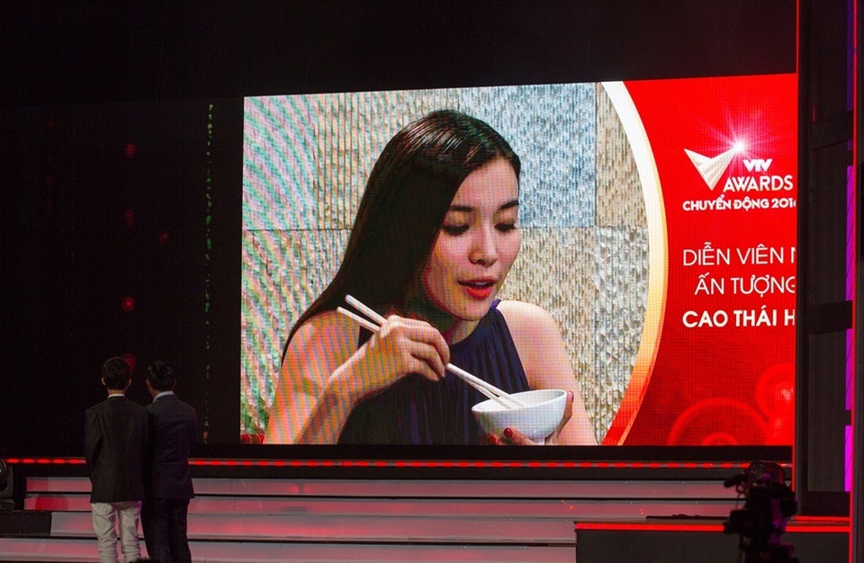 Mặc dù là một nhân tố mới trong hạng mục tranh giải năm nay nhưng cô gây ấn tượng với lượt bình chọn khủng cho vai diễn trong “Đồng tiền quỷ ám” đang thu hút khán giả trên VTV, cạnh tranh trực tiếp với những tên tuổi đàn chị.