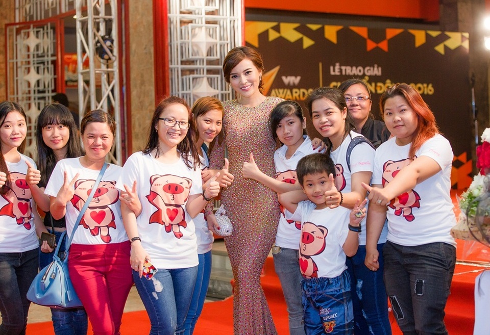 Chính sự yên mến của những người luôn dõi theo mình làm Cao Thái Hà bất ngờ và suýt bật khóc.